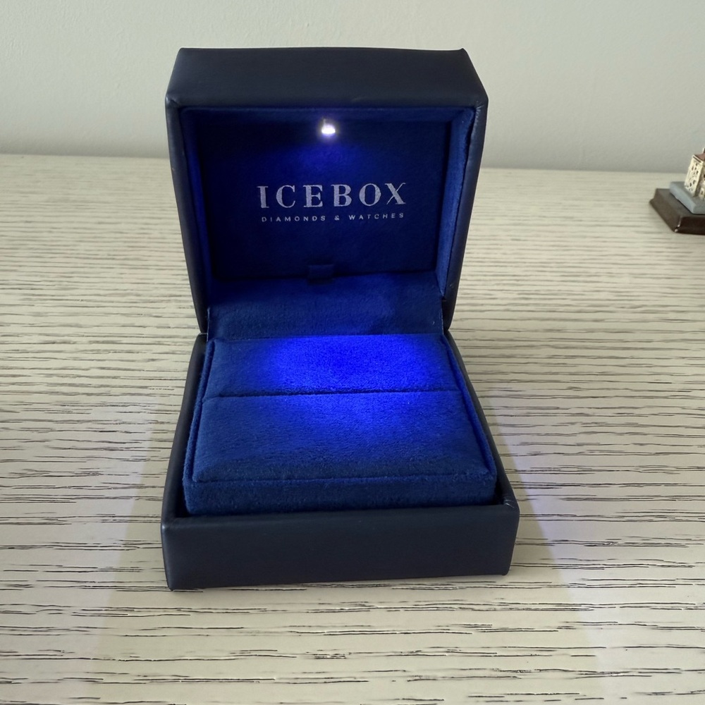 Ring box from icebox. Has light on top - good condition.